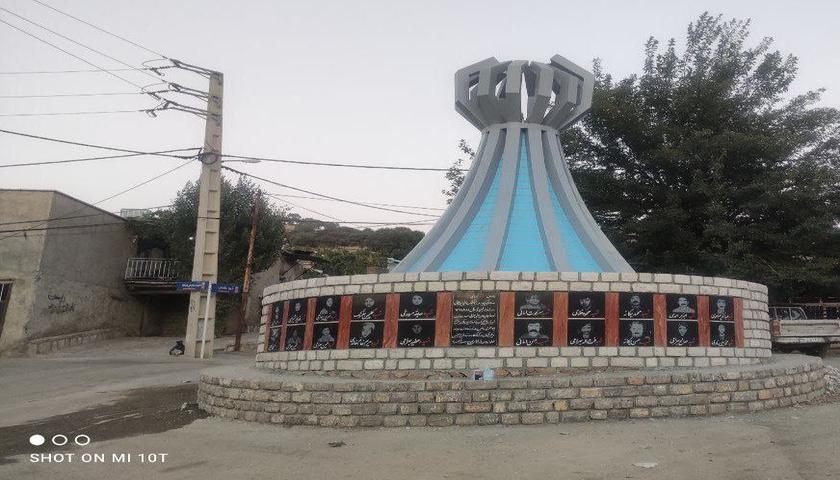 نصب المان شهدای حلبچه در روستای قلعه‌گاه سروآباد 