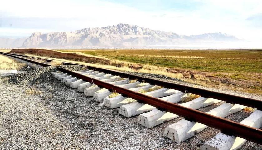 راه‌آهن غرب در مسیر اتصال به عراق 