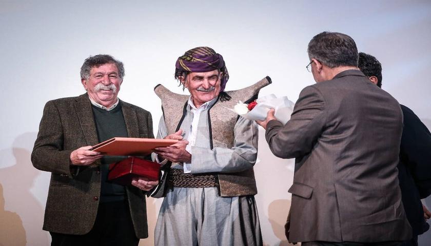 ڕێزلێنان بۆ سینەماکاری دۆکیۆمێنتار کە ئێرانی زۆر خۆشدەوێت/ فەرهاد وەرهرام مەدالیای فیروزەی سینەما حەقێقەتی پێبەخشرا