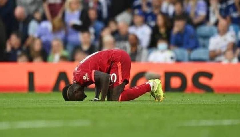 یاریزانێکی تۆپی پێ قوتابخانە و نەخۆشخانە دروست دەکات