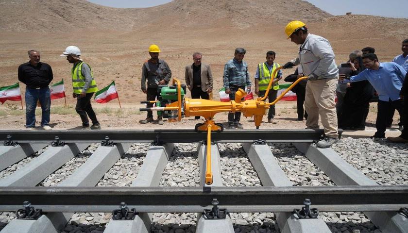 شتاب ریلی در کرمانشاه؛ ریل‌گذاری اسلام‌آباد غرب کلید خورد