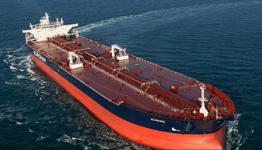 ورود مقتدرانه ابر نفتکش تحریمی به آب‌های ایران