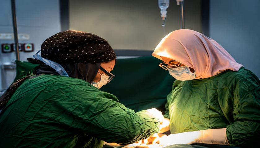 خارج‌سازی موفق توده ۴۰۰ گرمی مشکوک به بدخیمی تخمدان توسط رئیس دانشگاه علوم پزشکی کردستان