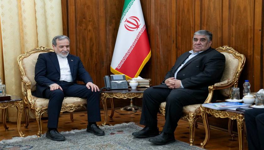 نماینده غرب کرمانشاه در دیدار با عراقچی؛ خواستار فعال‌سازی ظرفیت‌های مرزی برای توسعه تجارت با عراق شد