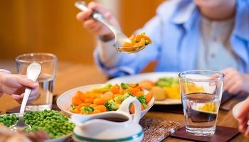 بۆچی پێشنیار دەکرێت نیو کاتژمێر پێش خواردن پەرداخێک ئاو بخۆیتەوە؟