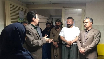 عیادت و دیدار فرماندار سنندج با خانواده جوان مریوانی مصدوم در حادثه آتش‌سوزی جنگل‌ها