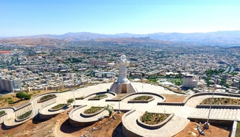 سنە بە هۆی سیاسەتی حکومەتی فەرەنساوە بەشداری لە کۆنفرانسی شارە داهێنەرەکانی یونسکۆدا ناکات