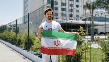 کەسایەتییەکی ناوداری ئەمریکی ئاڵای ئێران هەڵدەکات